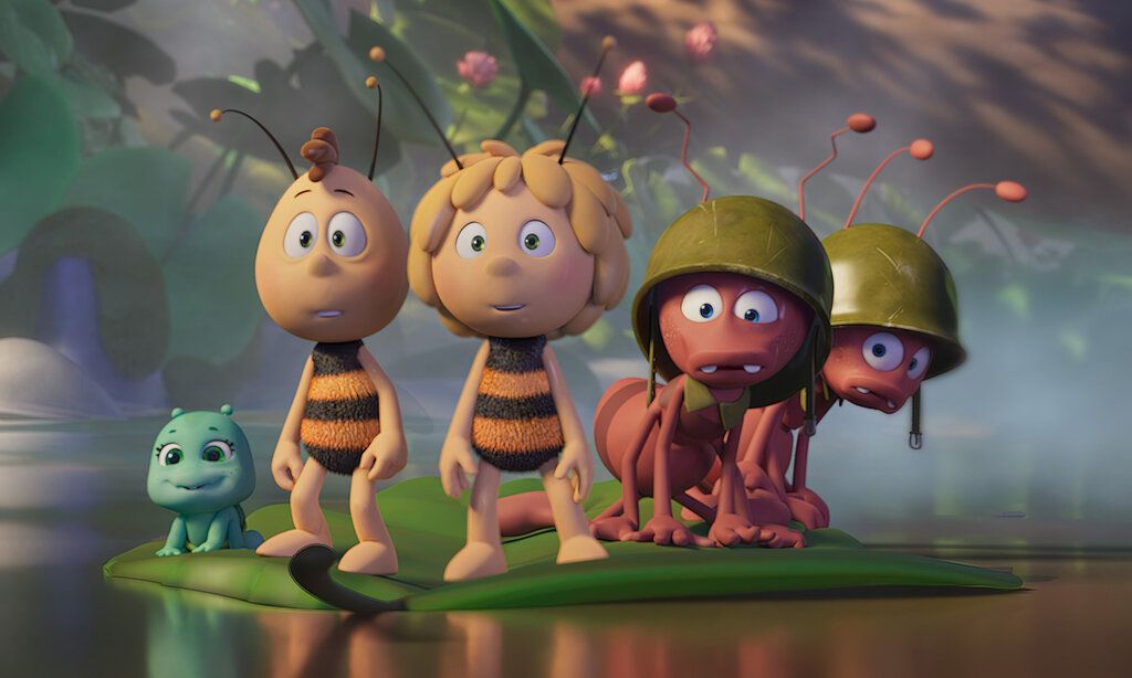 Animationsfilm, Biene Maja, Willi, zwei Ameisen und ein anderes Tierchen stehen auf einem Baltt im Wasser und gucken erschrocken