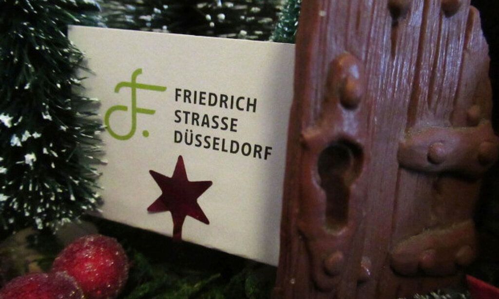 Ein Zettel, auf dem steht: Friedrichstraße Düsseldorf, zwischen Tamengrün und Kugeln