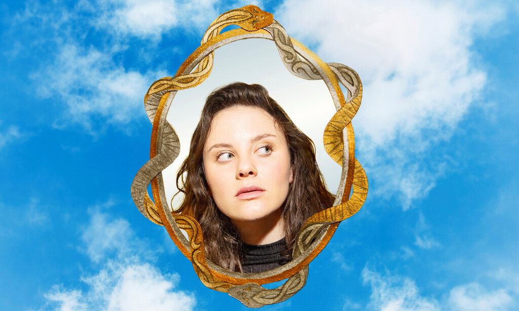 Das Bild einer jungen Frau in einem Spiegel vor blauem Himmel mit Wolken, Die unendliche Geschichte Junges Schauspiel