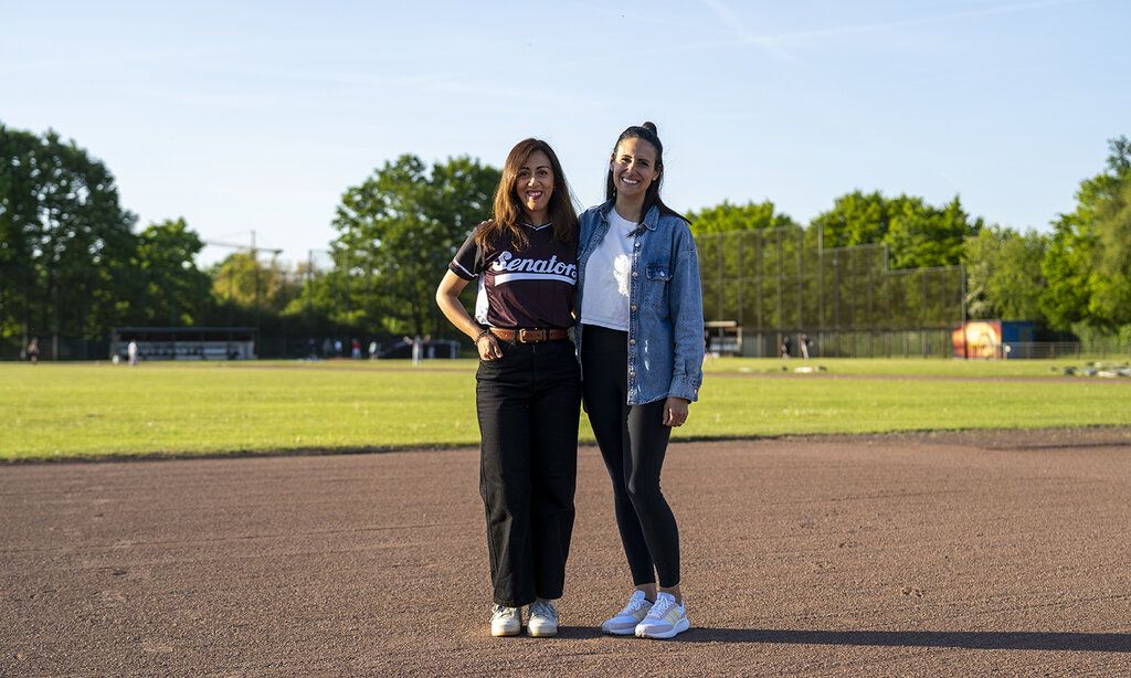 Jenna und Nidia stehen auf einem Sportplatz