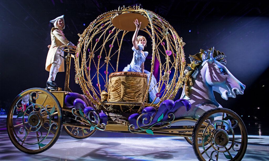 Cinderella fährt in einer Kutsche übers Eis und winkt
