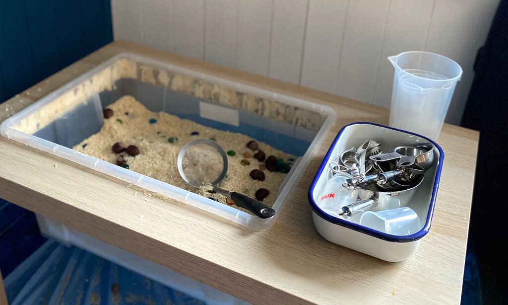 selbstgebauter Waschtisch mit Utensilien