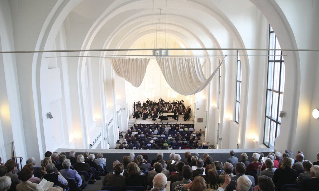 Konzertbesucher blicken zur Bühne