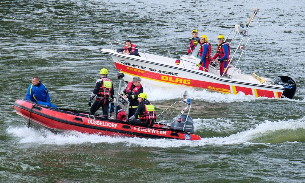 Im Rahmen einer Einsatzübung hat die Feuerwehr zusammen mit der Deutschen Lebensrettungs-Gesellschaft (DLRG) auf die Gefahren hingewiesen, die vom Schwimmen im Rhein ausgehen