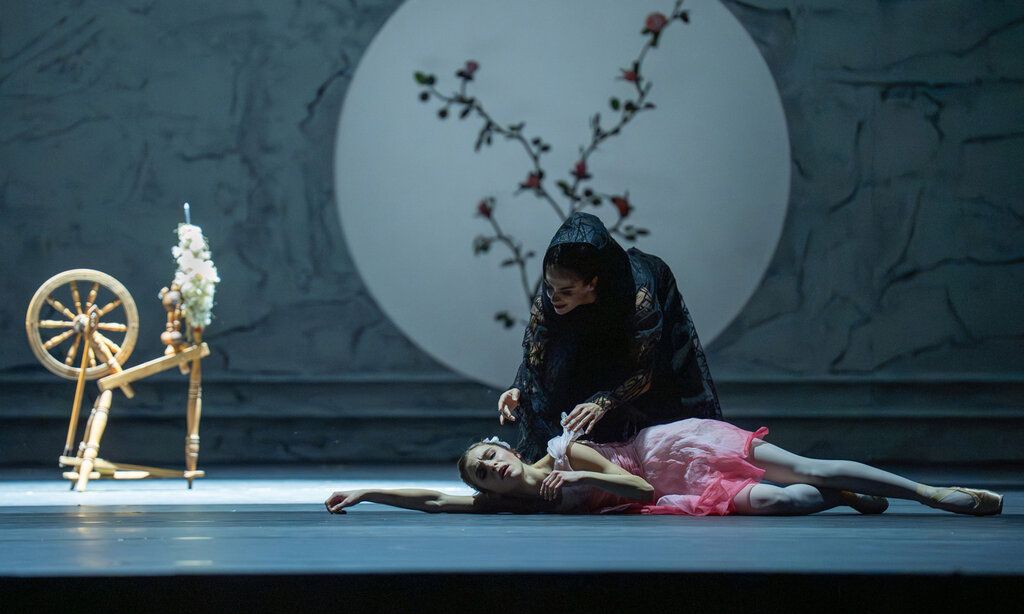 Szene aus Dornröschen von der Deutsche Oper am Rhein, Dörnröschen liegt auf dem Boden, die böse Stiefmutter kniet neben ihr