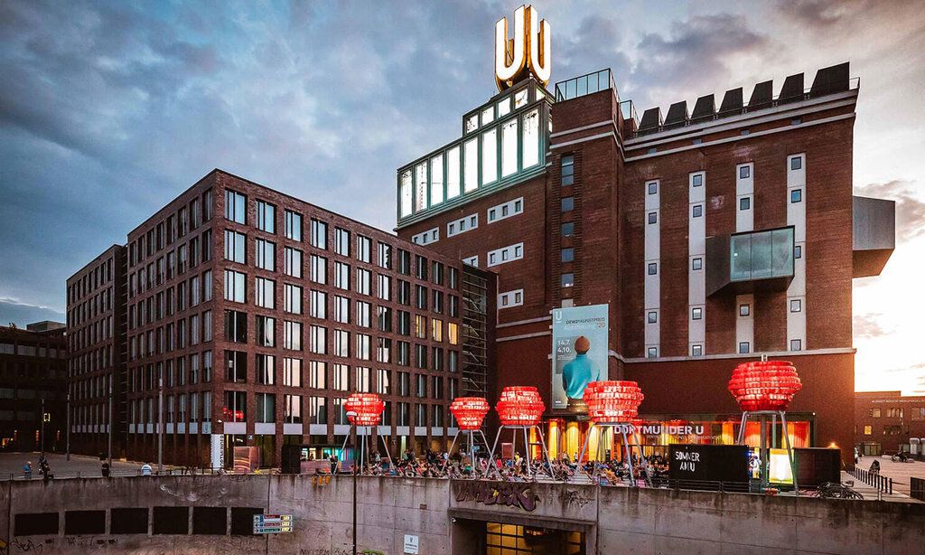 Dortmunder U Gebäude mit Festival davor, Abendstimmung