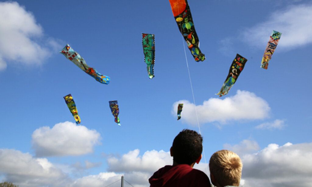 Kinder lassen Drachen steigen