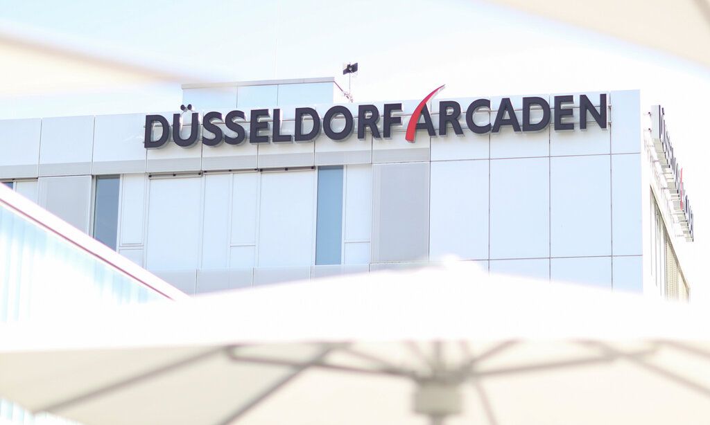 Schriftzug am Einkaufszentrum Düsseldorf Arcaden