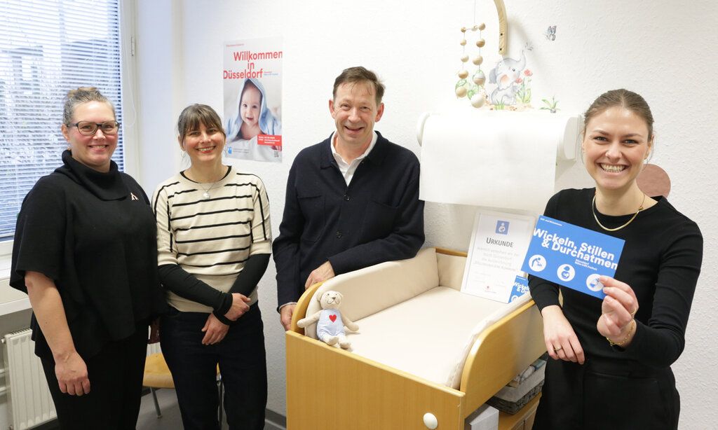 Die Landeshauptstadt wurde vom Landesverband der Hebammen Nordrhein-Westfalen e. V. als "Stillfreundliche Kommune" ausgezeichnet:  Sarah Schmelzer und Maren Johnston, Kreissprecherinnen Landesverband der Hebammen NRW, Stadtdirektor Burkhard Hintzsche und Julia Ernst, Projektarbeit Audit „Familiengerechte Kommune“ (v.l.).
