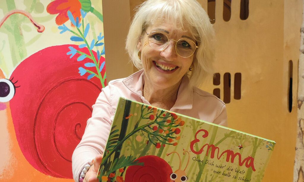 Düsseldorfer Lesefest, Heidi Leenen hält ein Bilderbuch in die Kamera