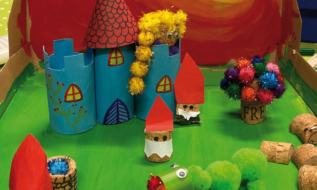 Märchenszene gebaut aus Klorollen, Korken und Bommeln