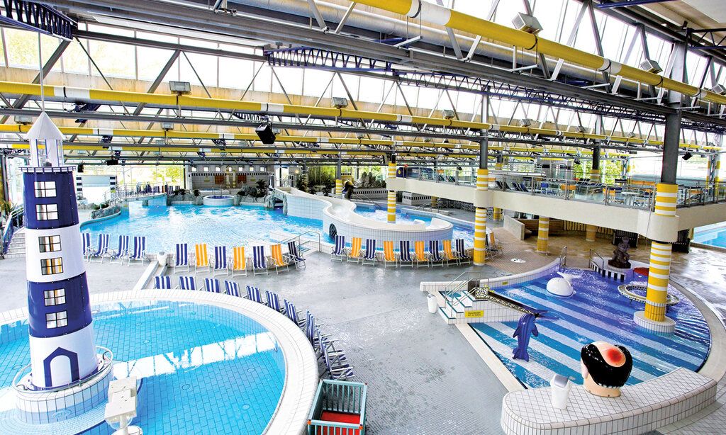Innenansicht der Becken des Freizeitbades Düsselstrand