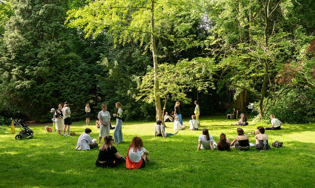 Besucherinnen Malkastenpark bei Ecologies in Motion