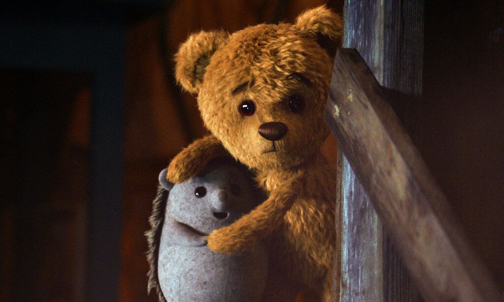 Plüschteddy und Stoffigel umarmen sich und wirken ängstlich