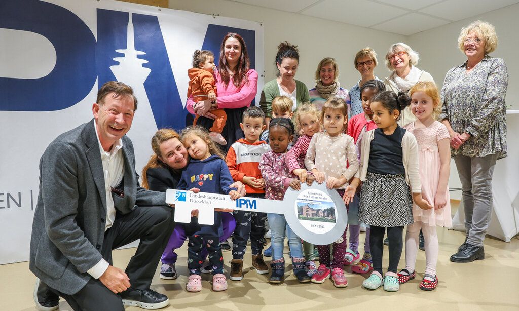 Die kleinen Besucherinnen und Besucher der Kita Fuldaer Straße freuen sich gemeinsam mit Stadtdirektor Burkhard Hintzsche über die neuen Räume