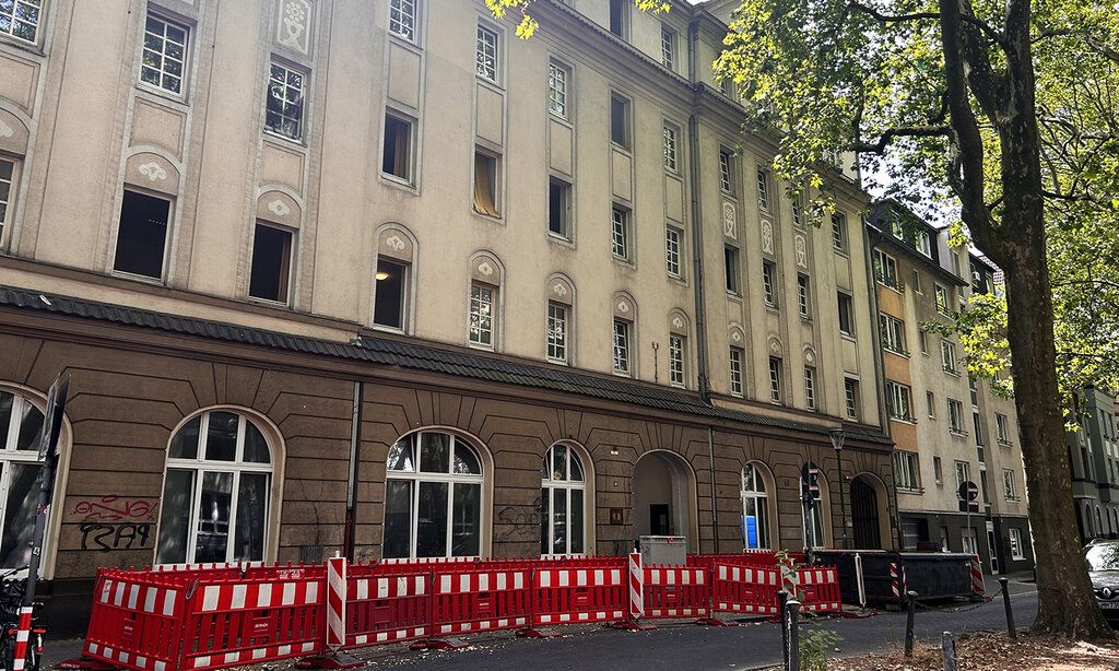 Die Fassade der Eisenstraße 49 in Düsseldorf