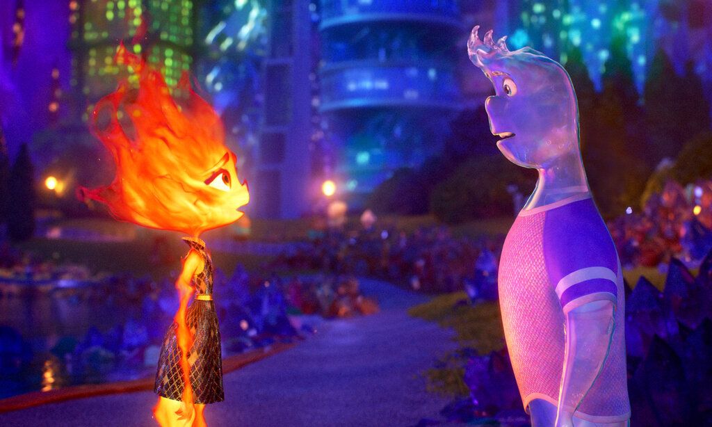 Zwei animierte Figuren stehen sich gegenüber und sprechen miteinander. Die eine Figut besteht aus Föammen, die andere aus Wasser. Im Hintergrund eine dunkle Stadtlandschaft