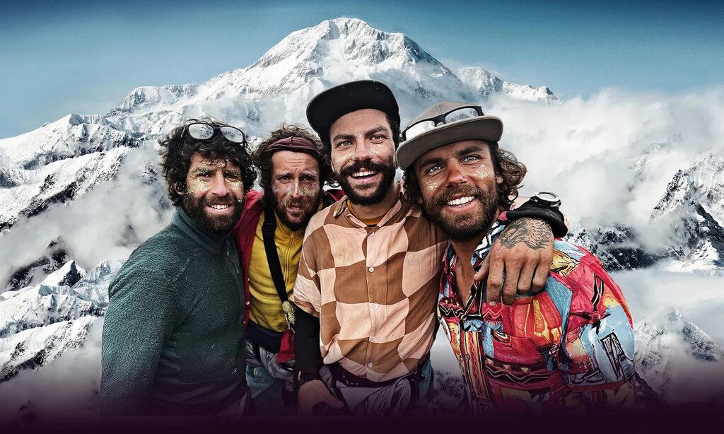 Vier Bergsteiger vor Bergpanorama