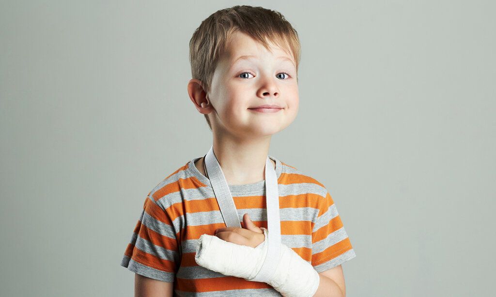 Kind mit verbundenem Arm