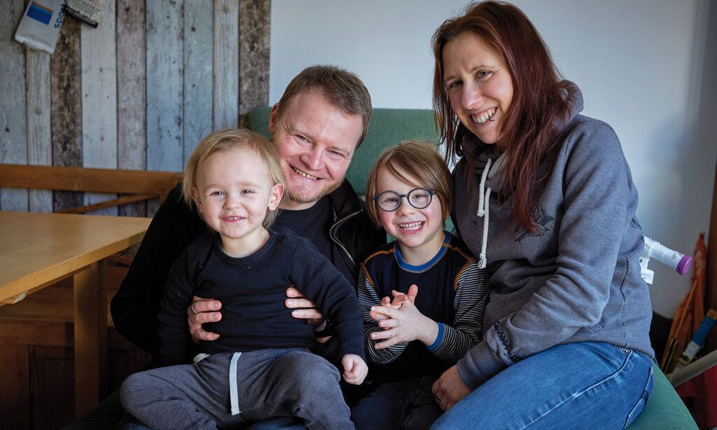 Porträt von Vater, Mutter und zwei Kindern