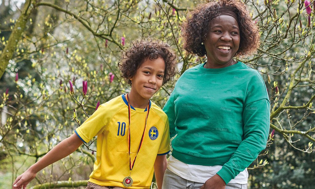 Porträt von Sohn Alexander und Mutter Jacqueline vor Magnolien