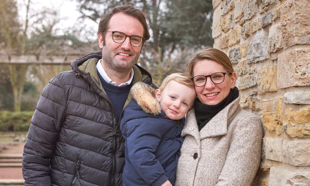 Porträt von Familie Steffens: Vater, Mutter, Kleinkind im Nordpark