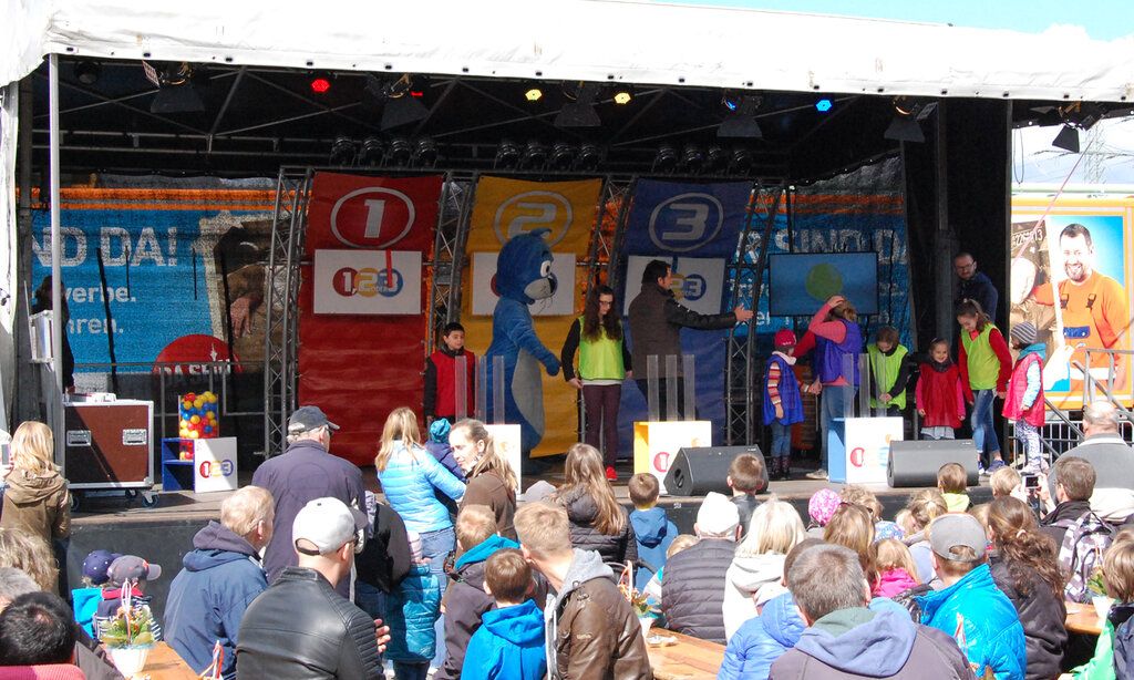 Kinder spielen Ratespiel auf der Bühne beim Familienfest von Awista und den Stadtwerken
