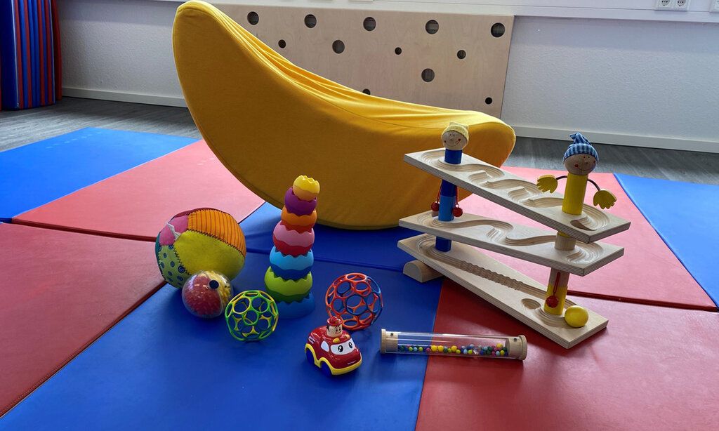 Raum des Familientreffs Gerresheim mit Matten und Spielzeug