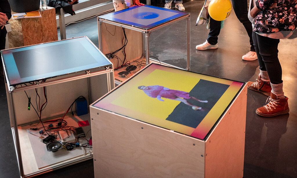 Verschiedene große Würfel mit Bildern, daneben Kinderbeine