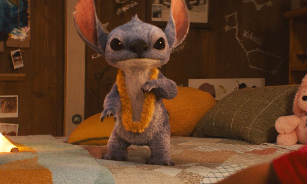 Szene aus dem Film Lilo und Stitch, Stitch steht auf einem Bett und guckt in die Kamera