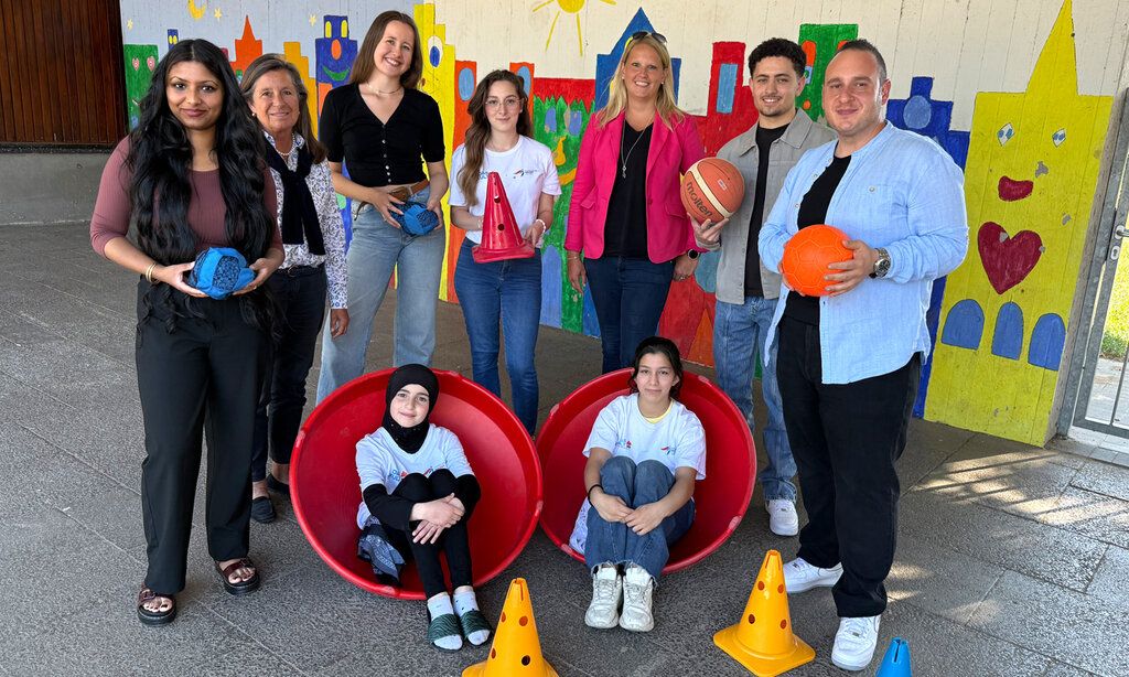 Gruppenbild auf einem Schulhof