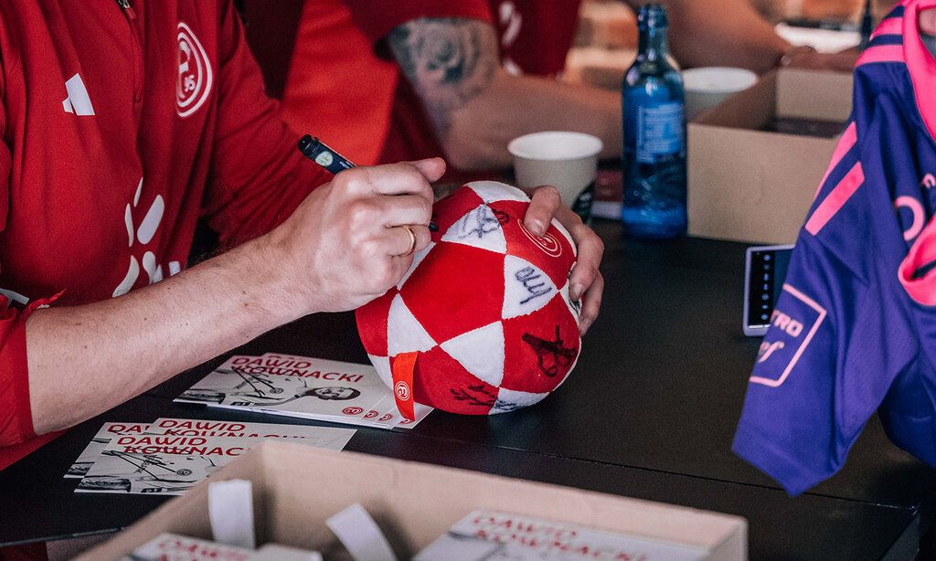Detailaufnahme, Fortunaspieler signiert einen weichen Plüschball