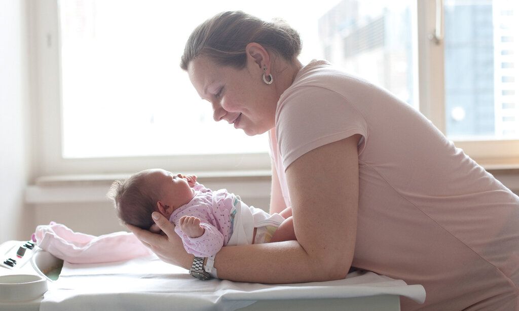 Frau mit Baby in der EVK Wochenbettambulanz