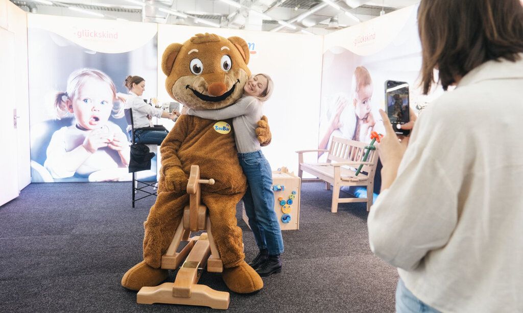 Frau umarmt Saubär bei Babini Messe