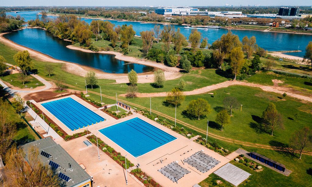 Freibad Lörick und Rhein von oben