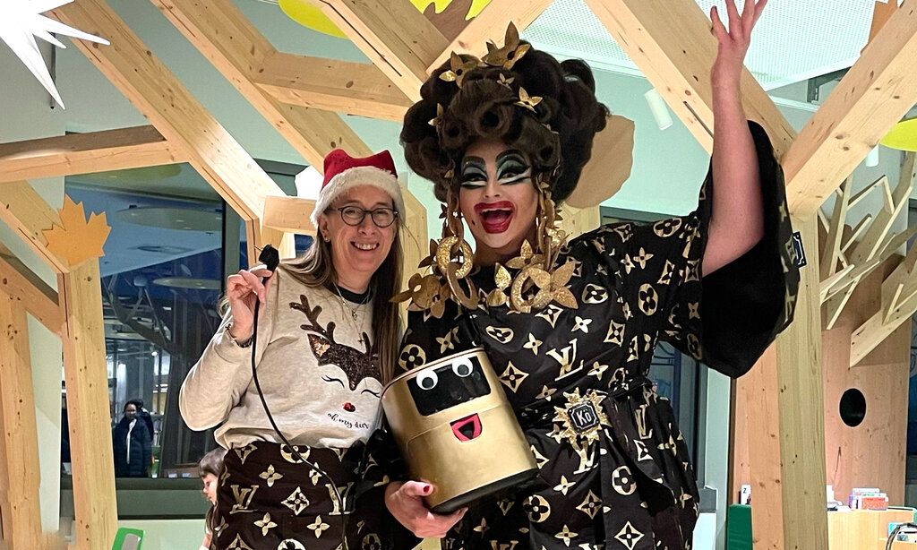 Freifrau von Kö mit Assistentin in der Stadtbücherei im KAP