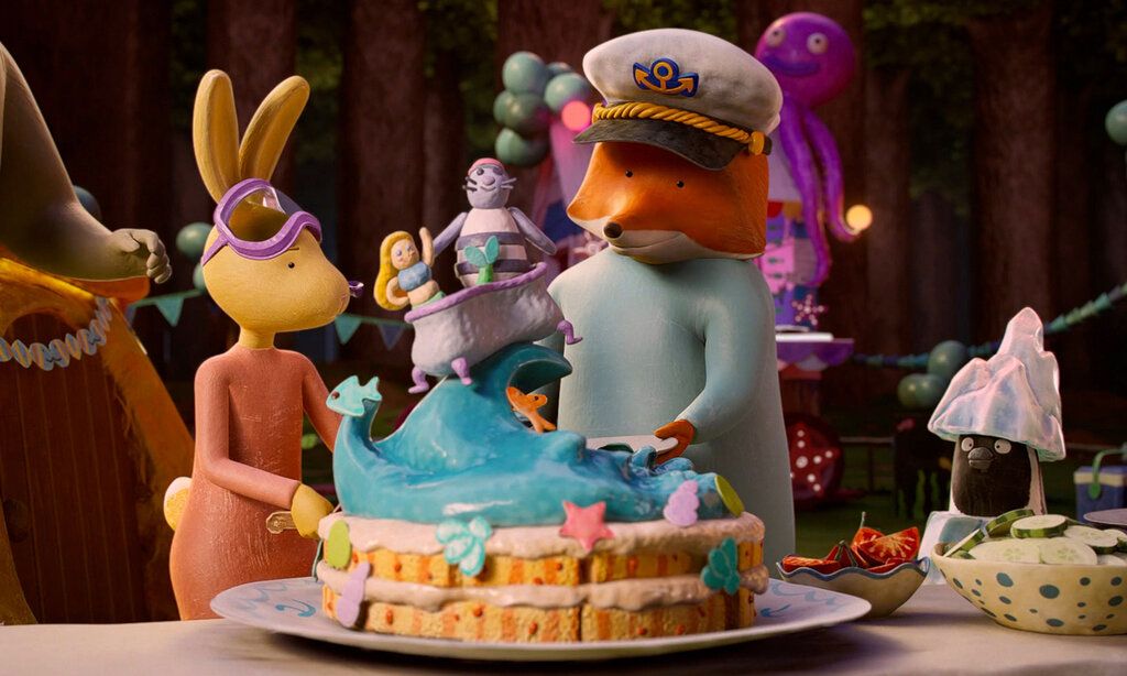 Animationsfilm, Hase und Fuchs stehen zusammen, vor ihnen steht eine bunte Torte