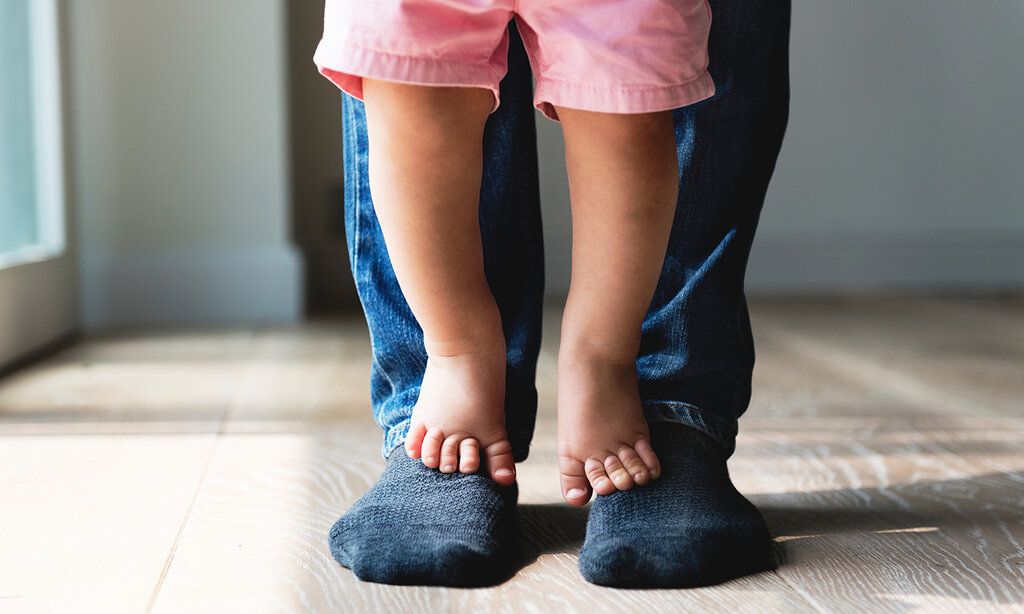 Füße von Vater und Sohn