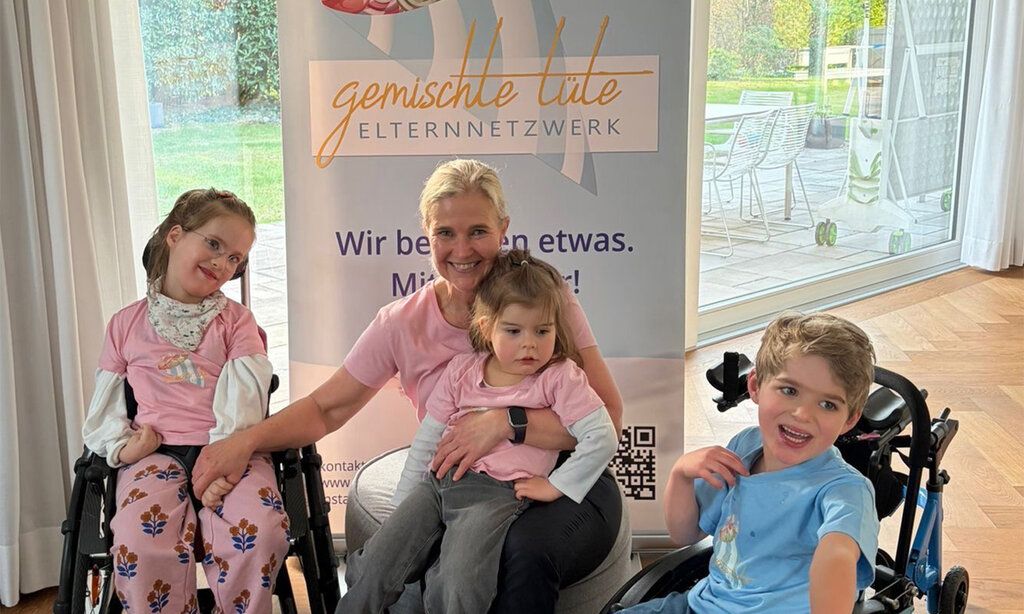 Gruppenbild: Barbara Schweitzer mit drei Kindern, zwei davon im Rollstuhl
