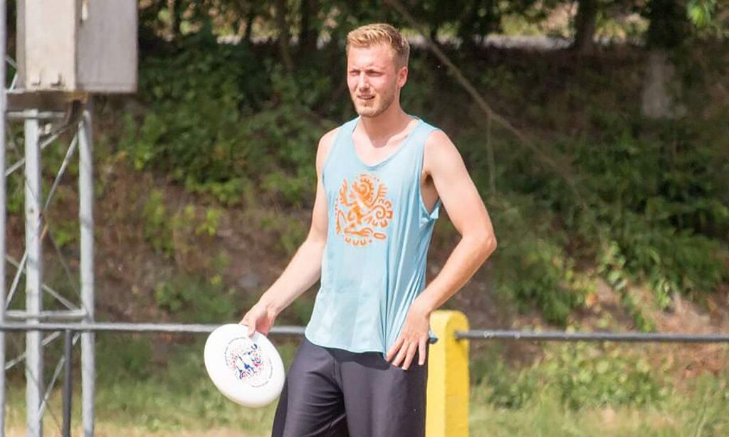 Porträt von Gerritt Sasse mit Frisbeescheibe
