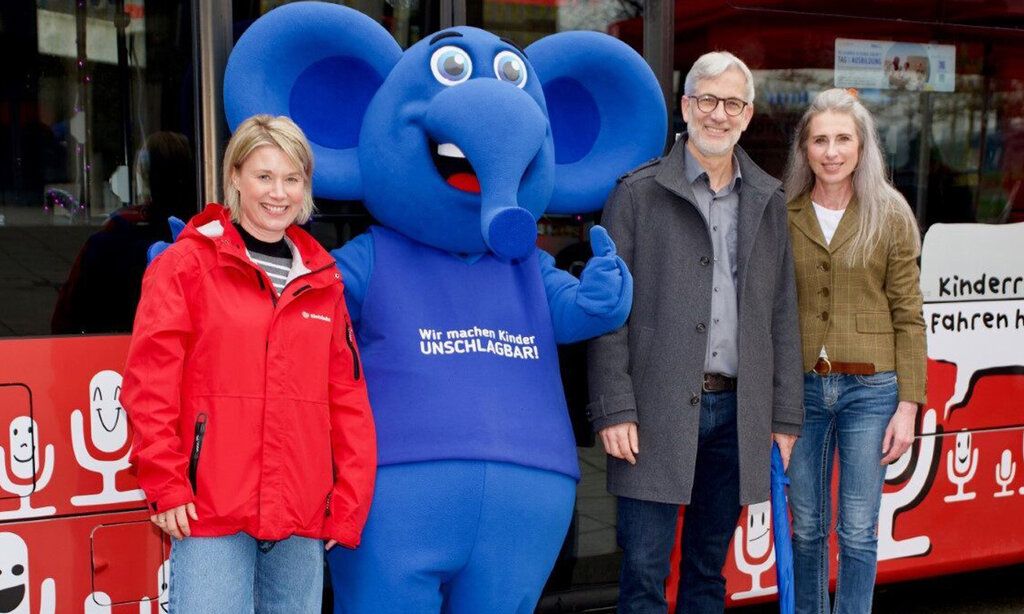 Gina Niemeier, Blauer Elefant, Hauke Duckwitz und Vera Vitzthum-Gross stehen vor einer Rheinbahn