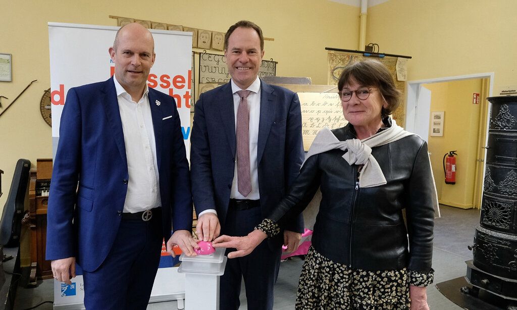 Oberbürgermeister Dr. Stephan Keller (mitte) und Dr. Robert Hauber, Geschäftsführer Finanzen der Telekom Deutschland, mit der Schulleiterin der Max-Schule, Annette Kessing