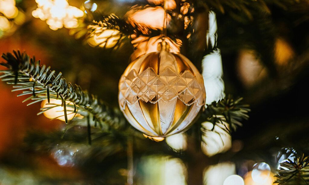 Goldene Christbaumkugel am Baum