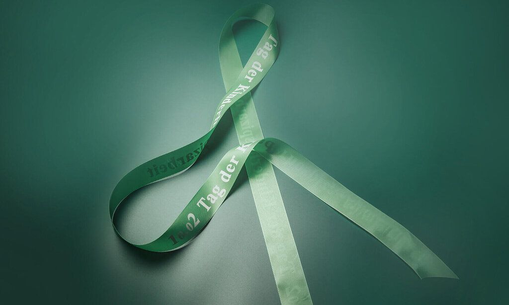 Grünes Band mit Schrift, auf grünem Grund