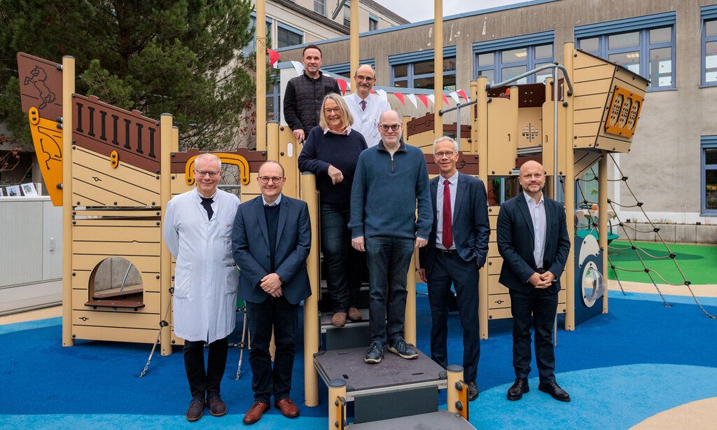 Gruppenbild auf neuem Spielplatz UKD