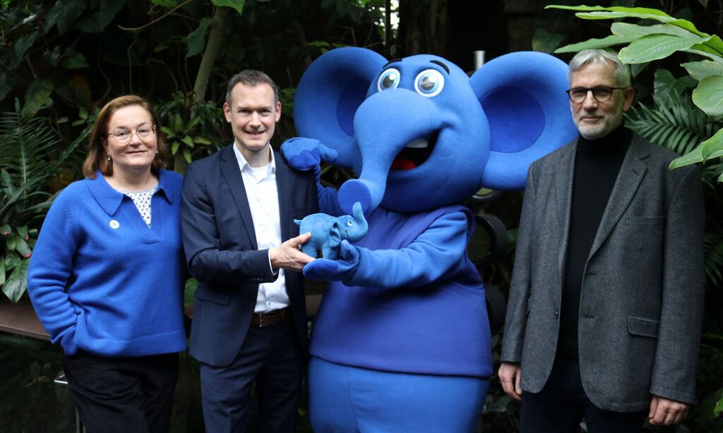 Gruppenbild: Der Kinderschutzbund Düsseldorf. Von links nach rechts: Bettina Erlbruch, Dr. Jochen Reiter, der blaue Elefant, Dr. Hauke Duckwitz
