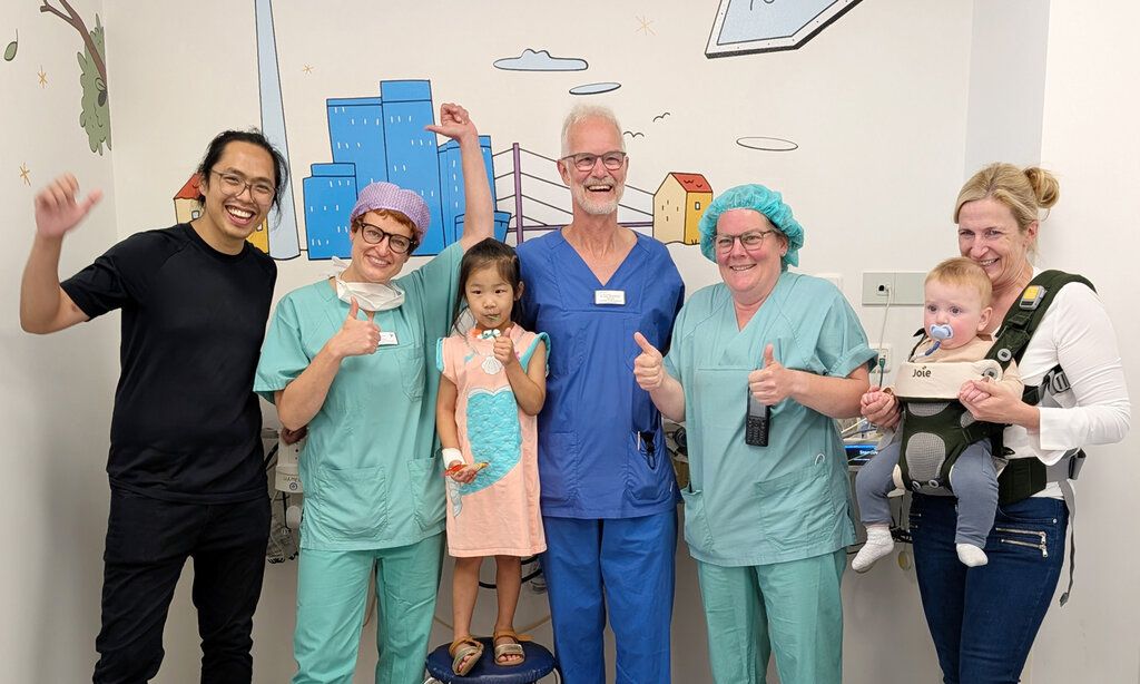 Gruppenbild Team Anästhesie Kaiserswerther Diakonie mit kleinen Patienten und Eltern