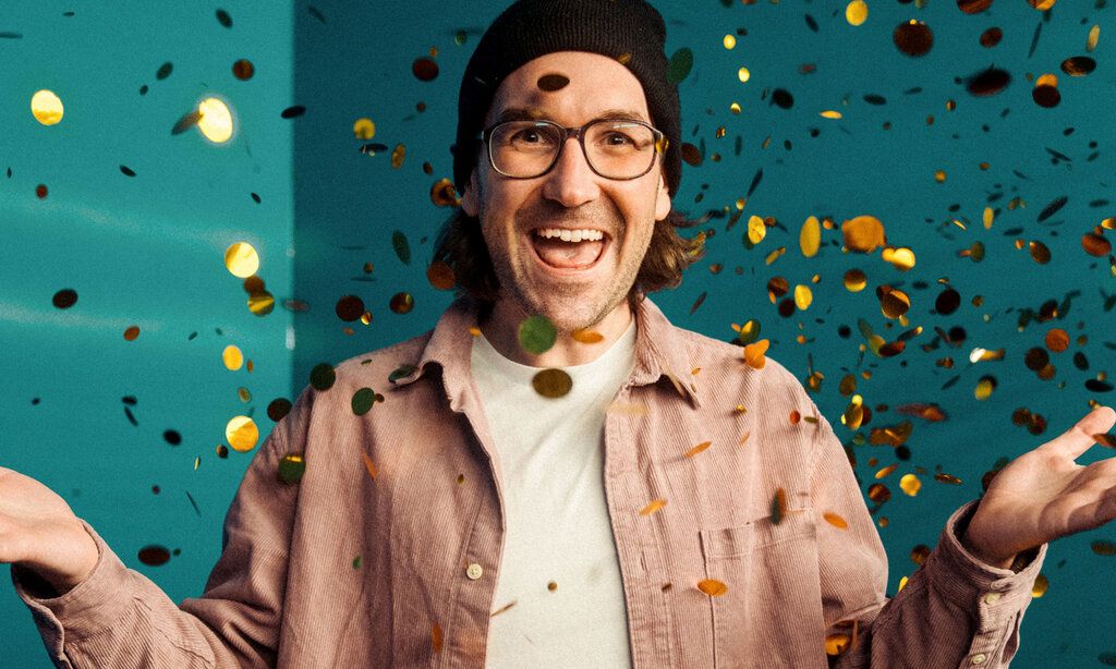 Porträt vom Musiker herrH, vor türkisem Verlauf, Konfetti fleigt durch die Luft