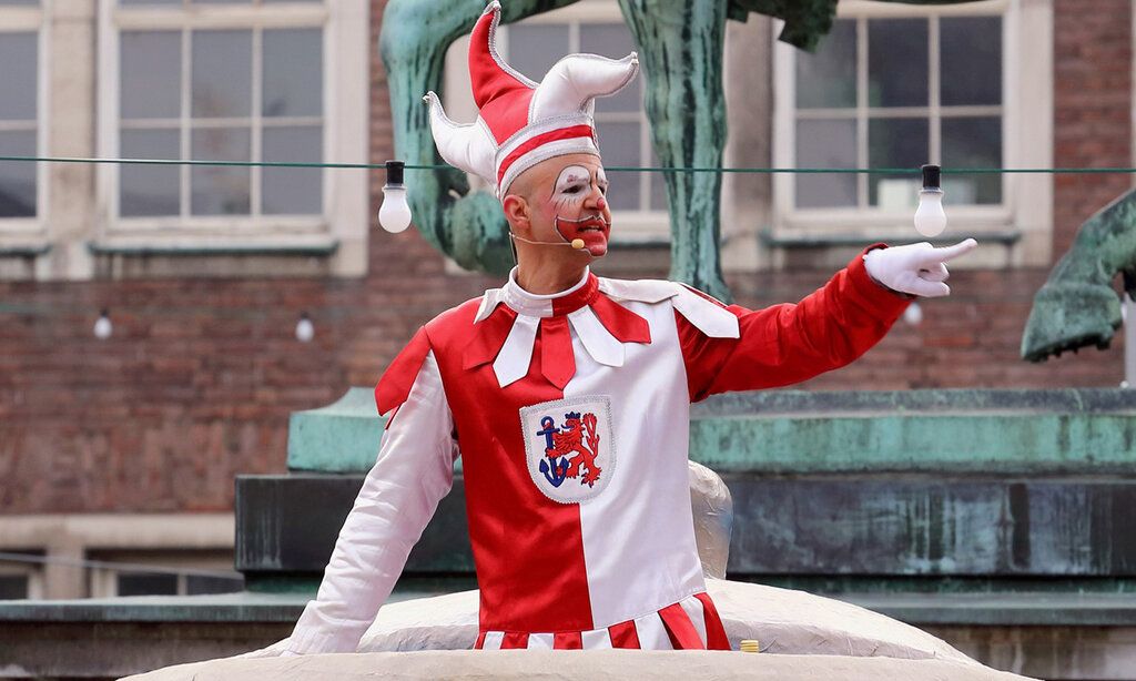 Der Hoppeditz erwacht vor dem Düsseldorfer Rathaus