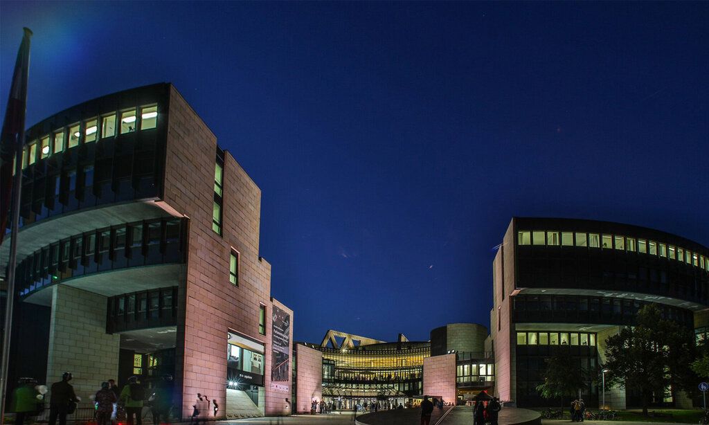 Außenansicht des illuminierten Landtags NRW bei Nacht